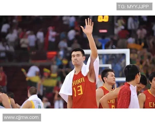 姚明与塞尔维亚街景交融的瞬间展现城市文化的独特魅力