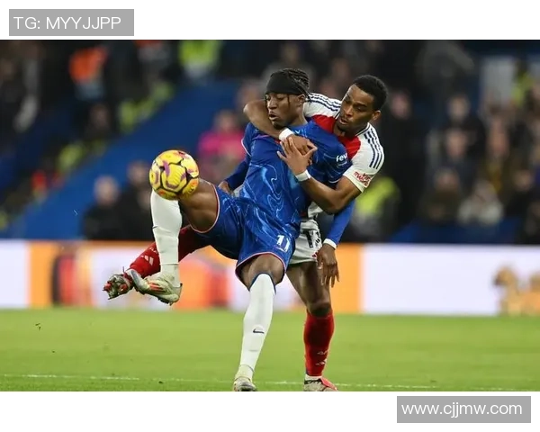 友谊赛回顾：里昂逆转阿森纳红牌事件引发全场热议与战术分析